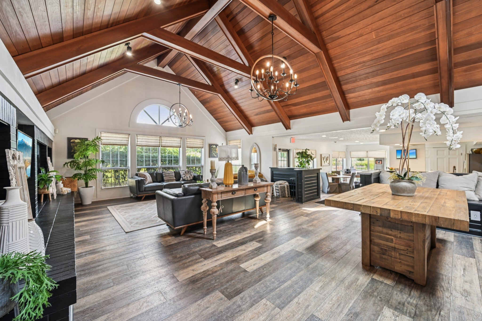 community lounge with high ceilings and modern furnishings