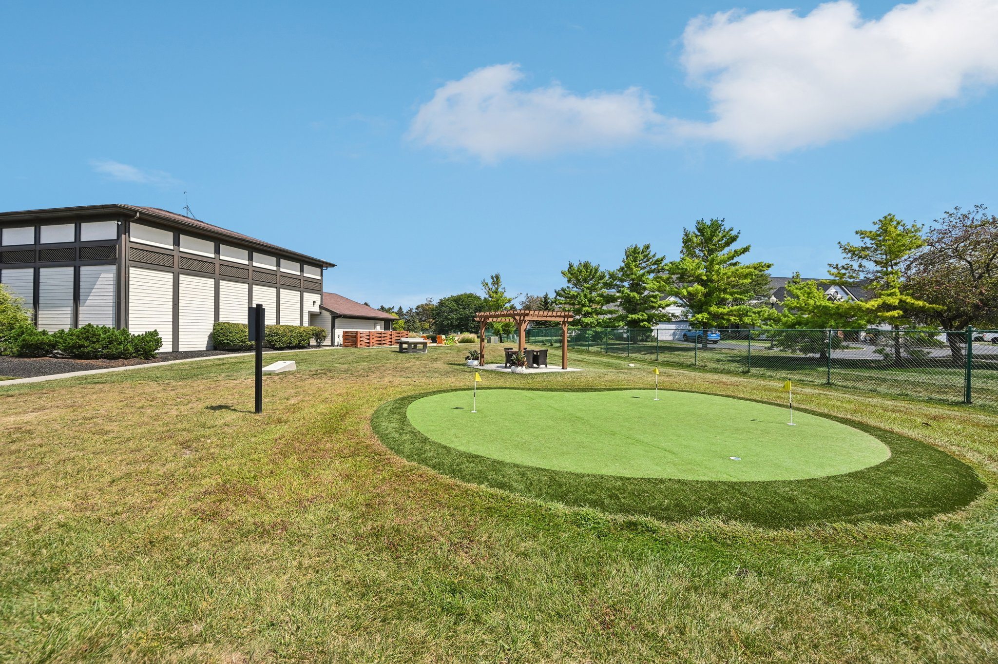 community putting green area